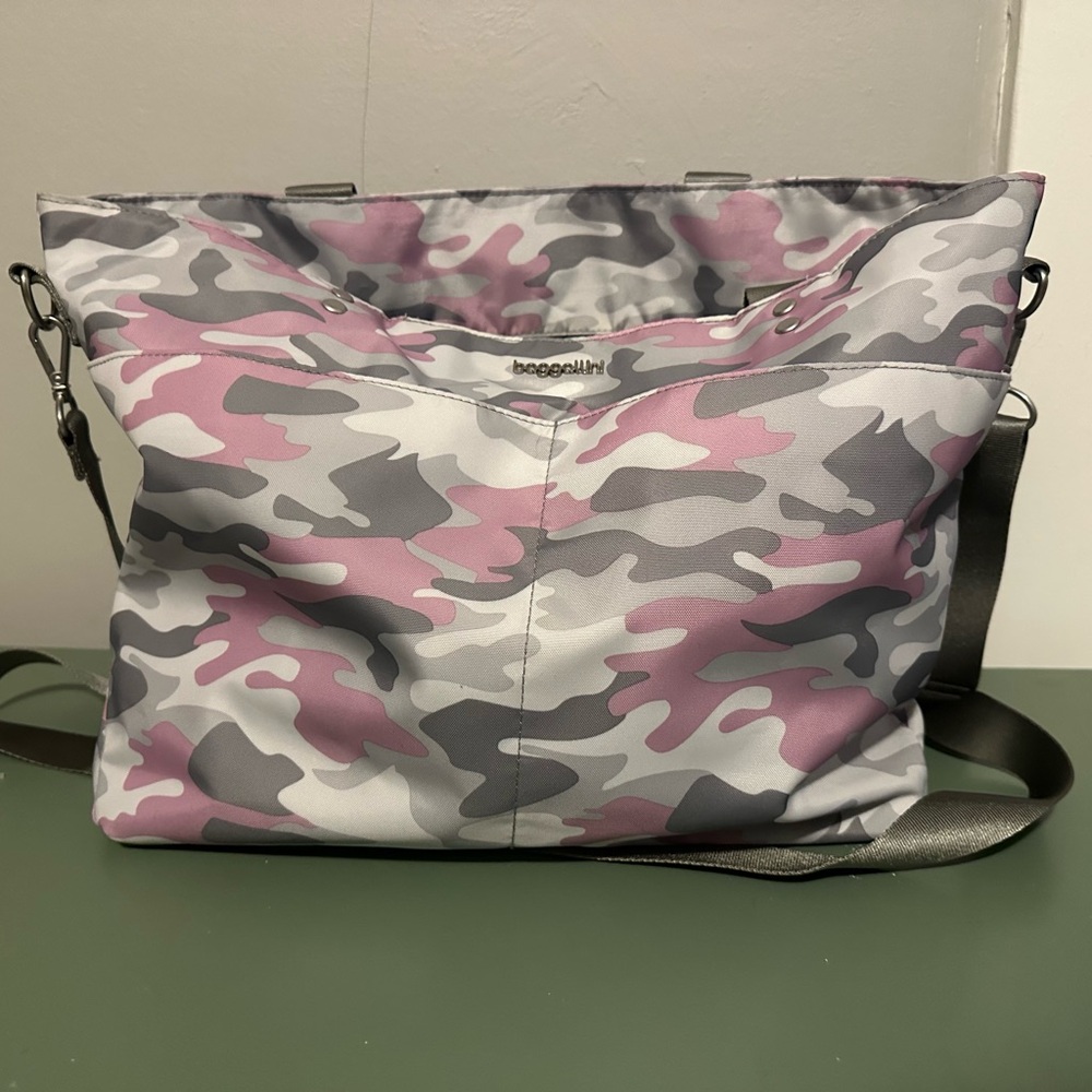 XL Baggallini Crossbody Bag EUC